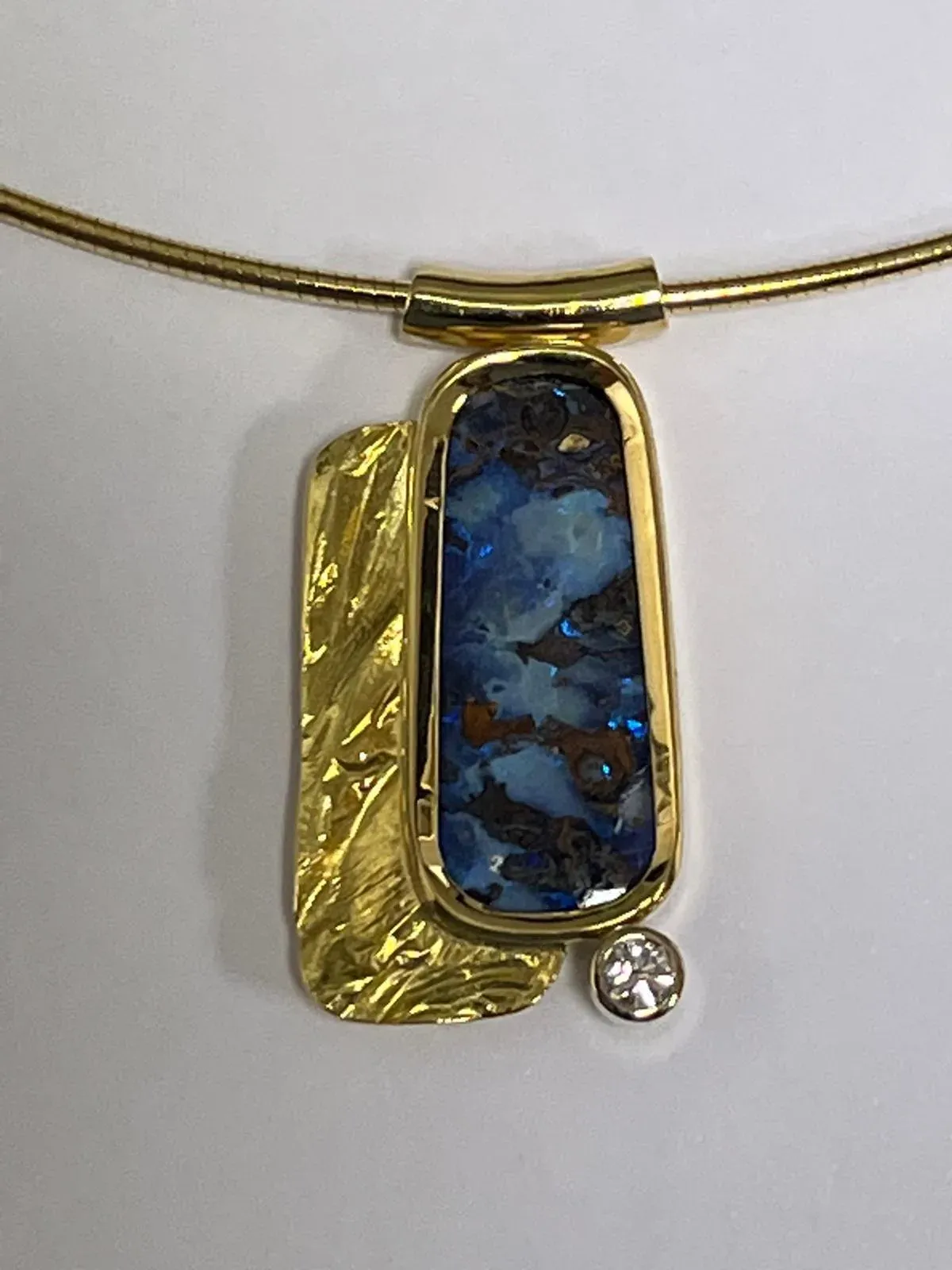 Anhänger mit blauem Boulder-Opal in Gold gefasst, mit Brillant, an Goldreif