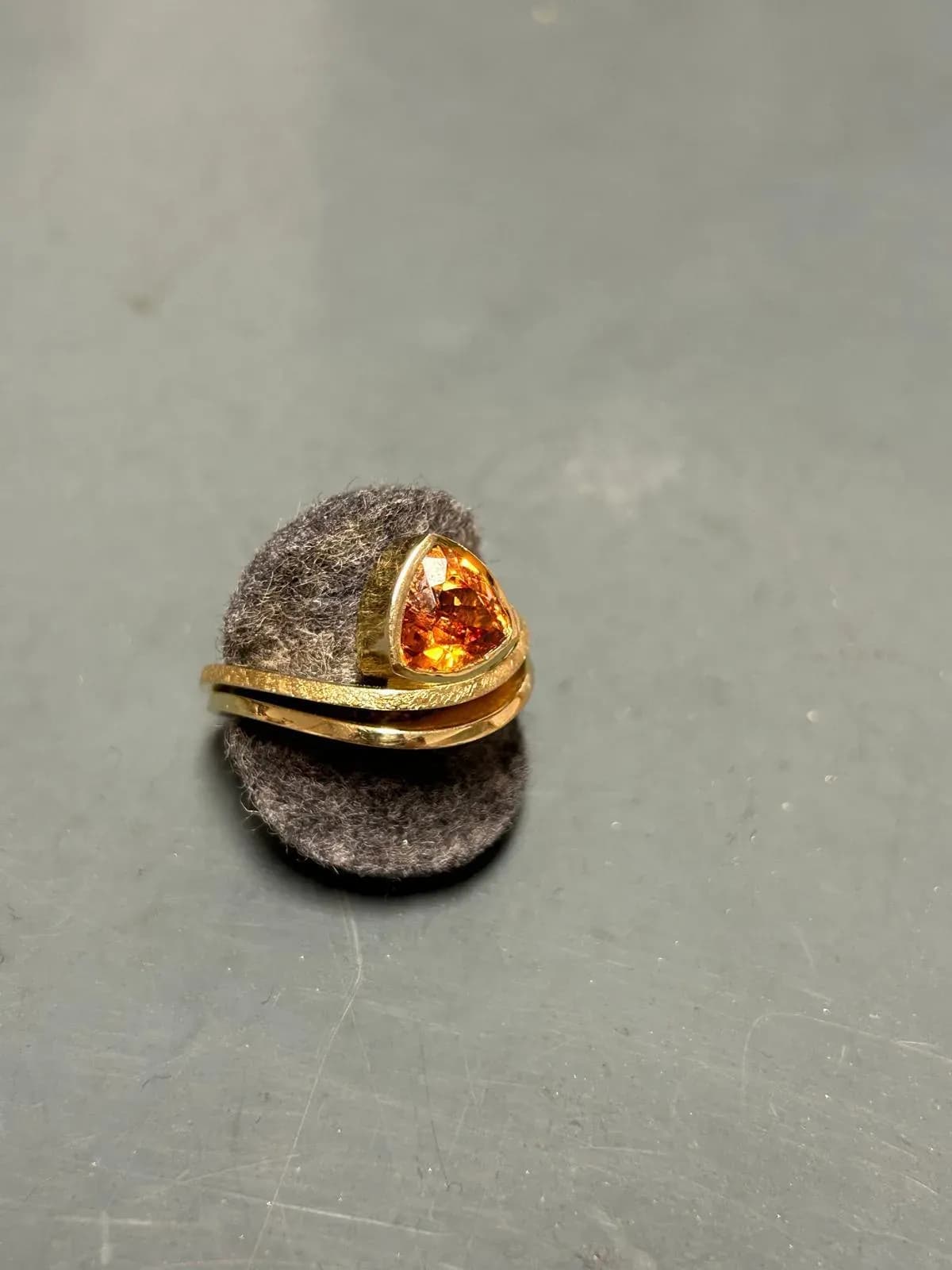 Ring aus Gelbgold mit orangefarbenem Mandarin-Granat
