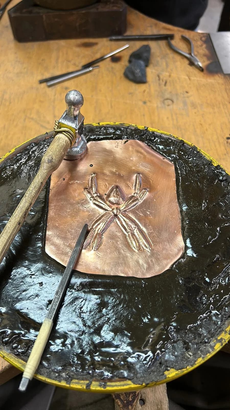 Goldschmiede-Arbeit in der Werkstatt von Juwelier Pernter: ein von Hand getriebenes Metallrelief