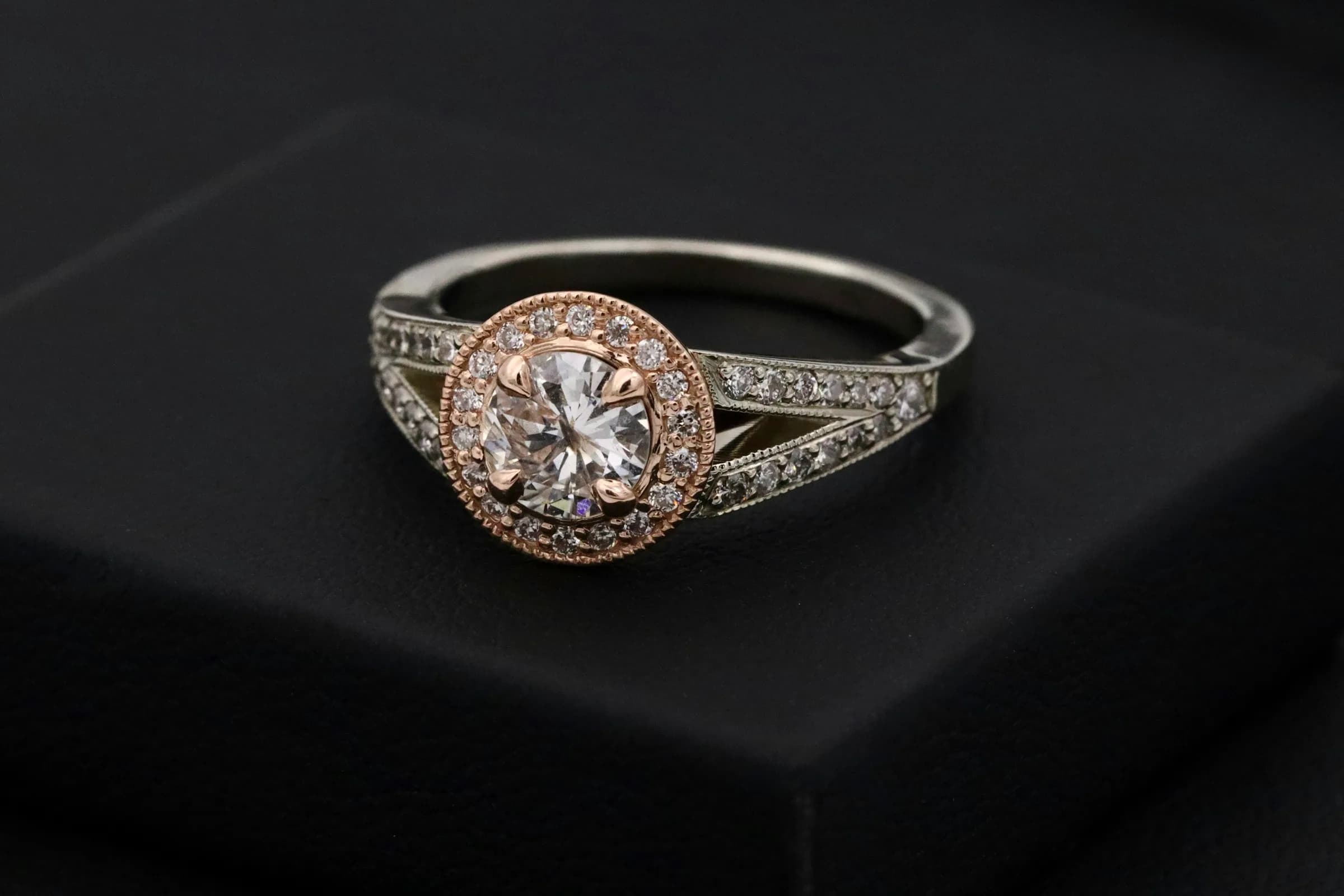 Anello con diamante su cofanetto portagioie scuro