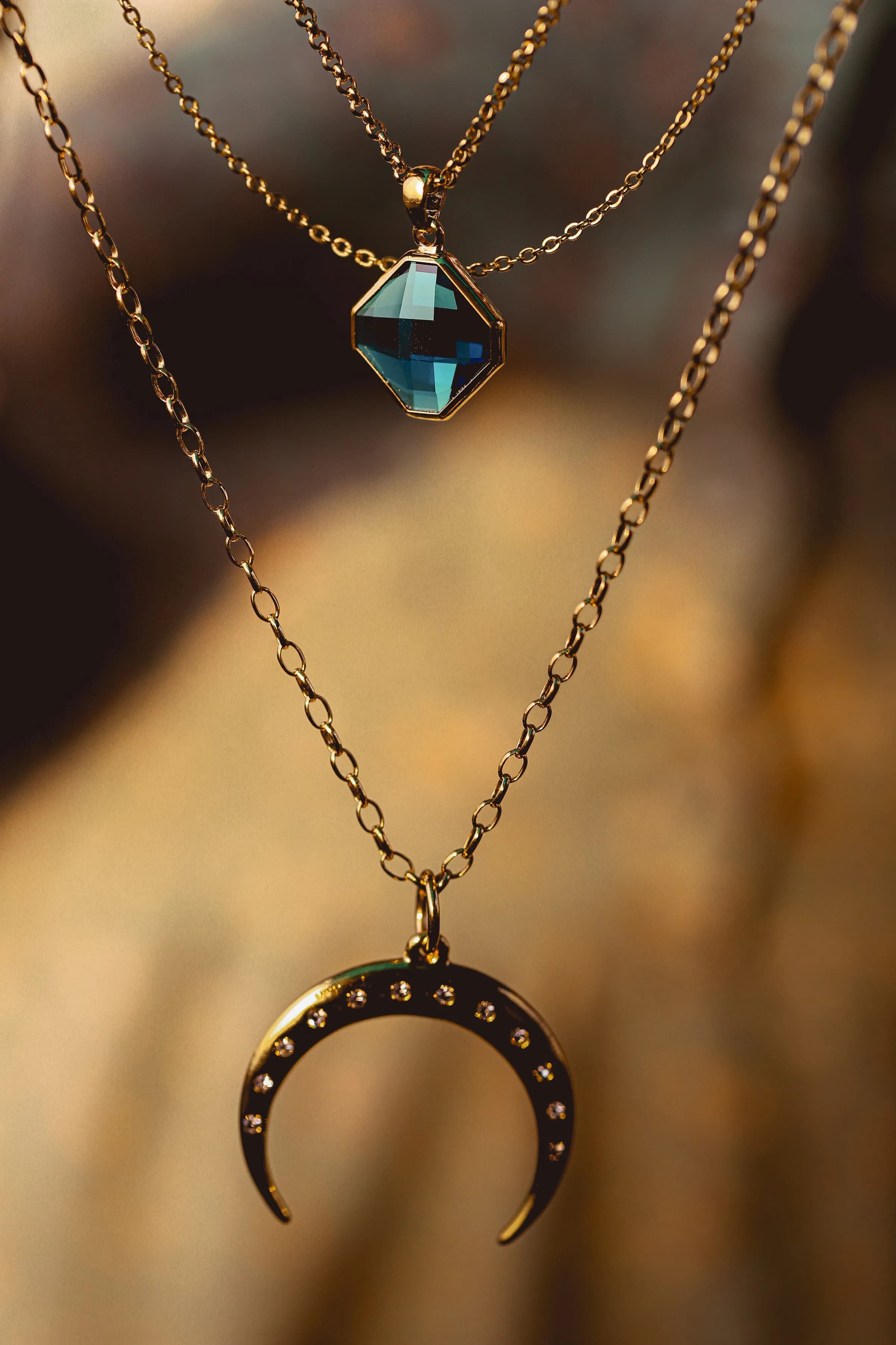 Collane d'oro con ciondoli nella vetrina di Juwelier Pernter